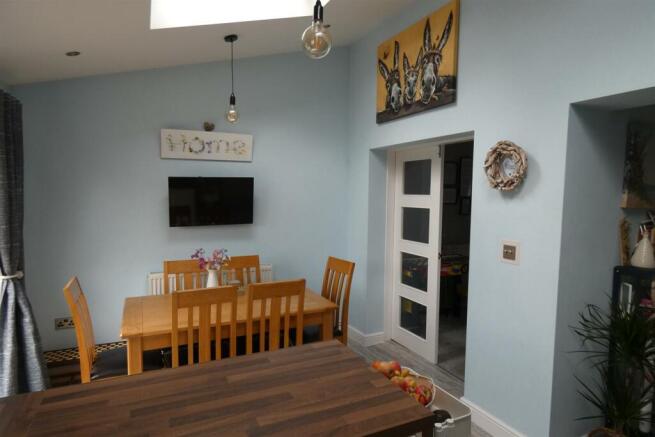 'L' SHAPED FAMILY KITCHEN