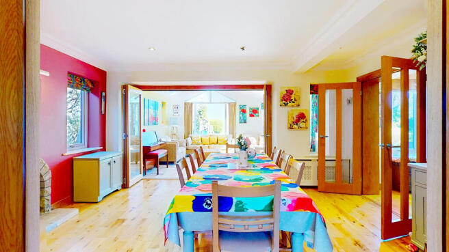 5 bed Detached for sale Image 9