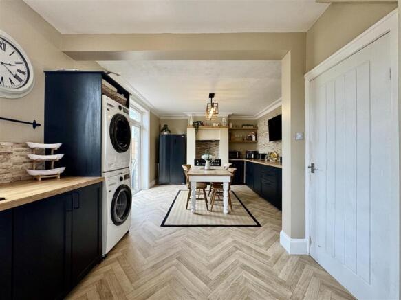 4 bed Semi-Detached for sale Image 8