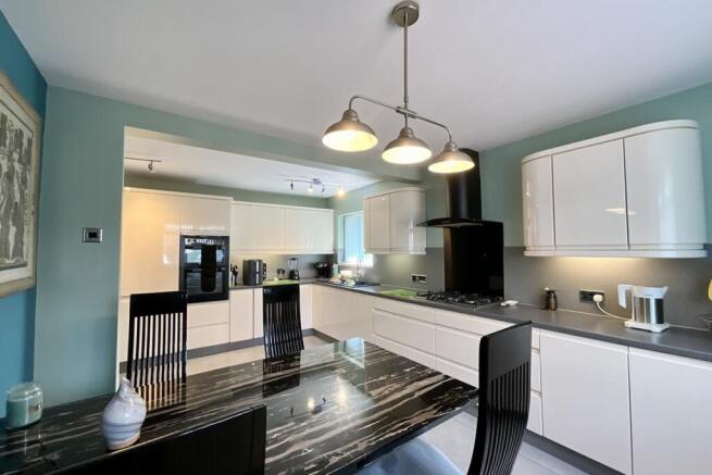 4 bed Semi-Detached for sale Image 10