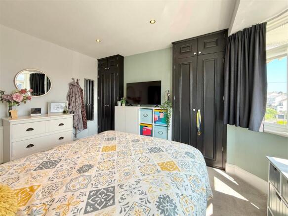 Bed 1 Dressing Area.JPG