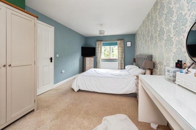5 bed Detached for sale Image 7