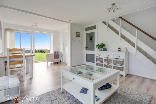 Lounge / Dining Area