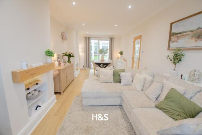 45 Geoffrey Rd - Through lounge.jpg