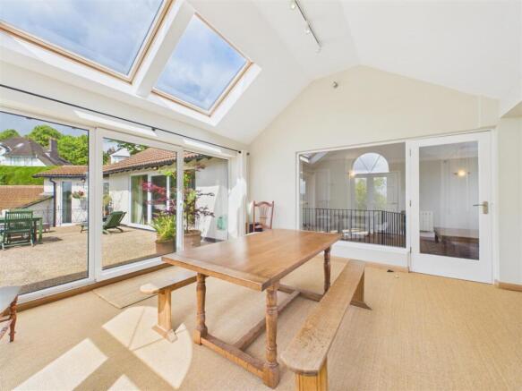 5 bed Detached for sale Image 12
