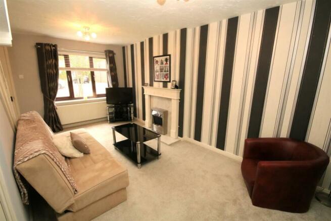 OPEN PLAN LOUNGE/ DINING ROOM