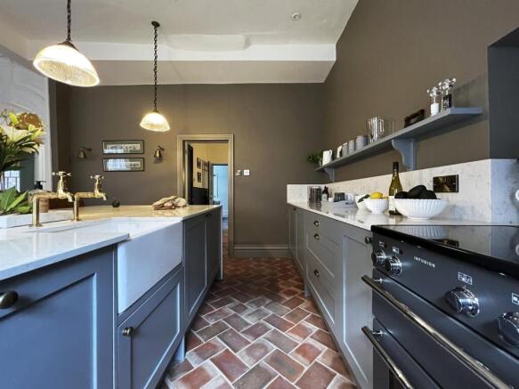 5 bed House for sale Image 5