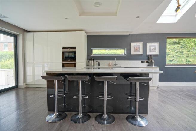 6 bed Detached for sale Image 5