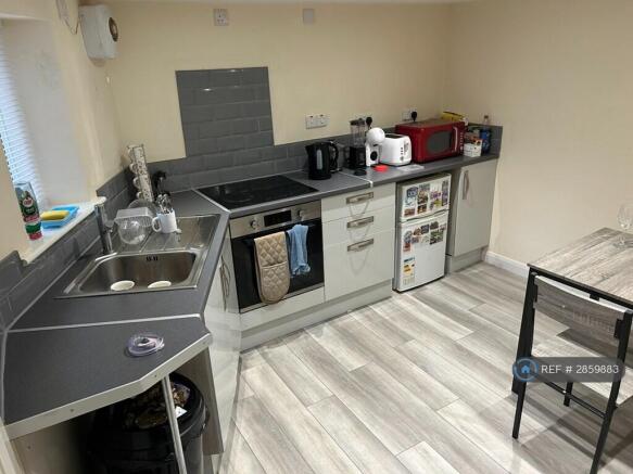 1 bed Flat to rent Image 4