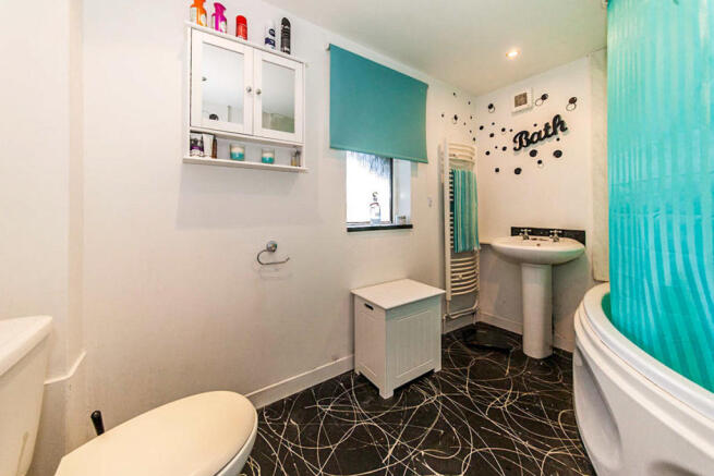 Family Bathroom / WC