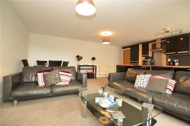 Lounge/Dining Area