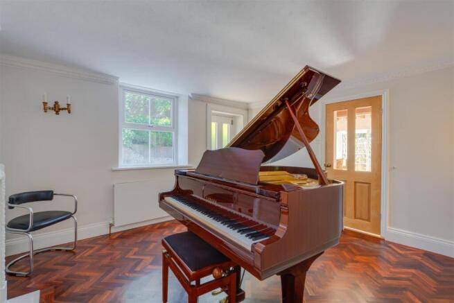 5 bed Detached for sale Image 7