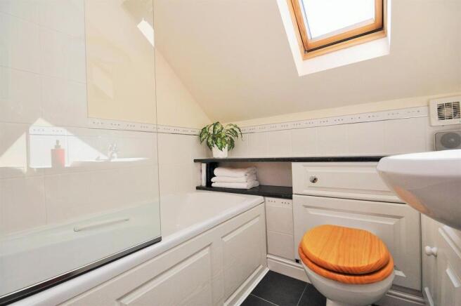 EN-SUITE BATHROOM