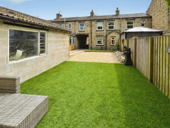 Whitechapel Road, Cleckheaton, BD19 photo 4