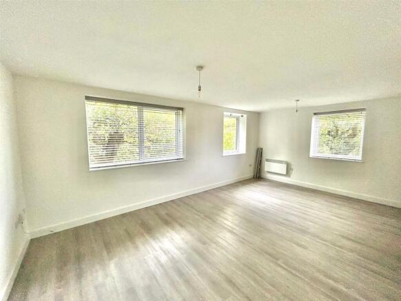2 bed Apartment to rent Image 12