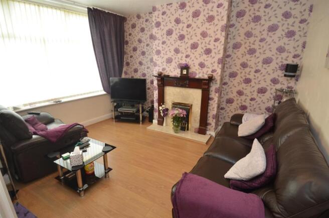 418 Bordesley Green East - Lounge.JPG