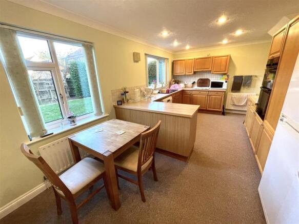 KITCHEN/DINER :