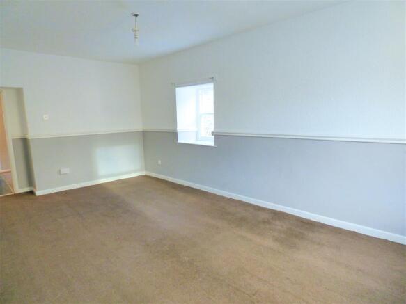 3 bed Apartment to rent Image 4
