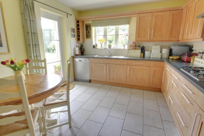 KITCHEN/BREAKFAST