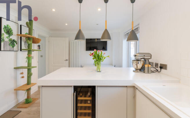 Kitchen & Breakfast Area