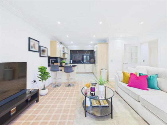 2 bed Flat for sale Image 8