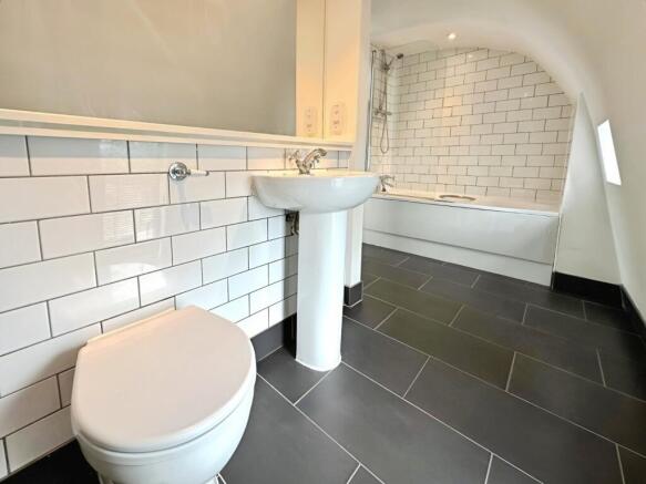 2 bed Penthouse to rent Image 9