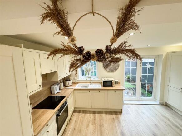 OPEN PLAN FAMILY ROOM