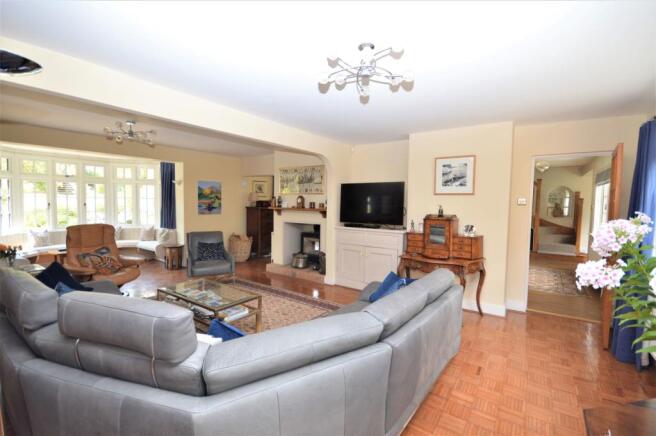LOUNGE/SITTING ROOM