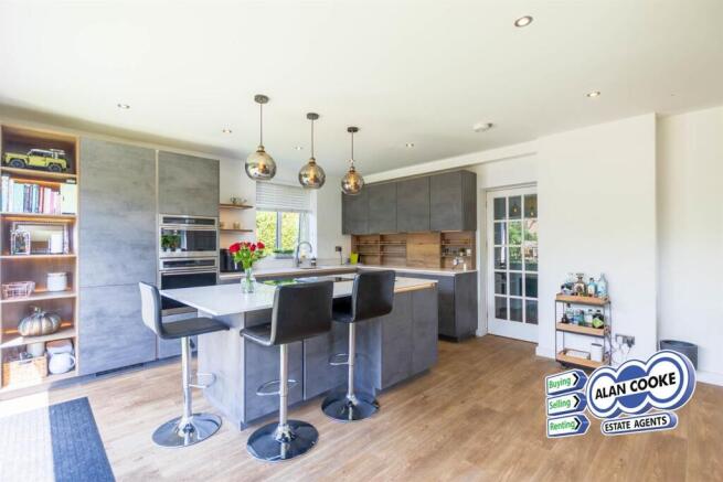 4 bed Semi-Detached for sale Image 9