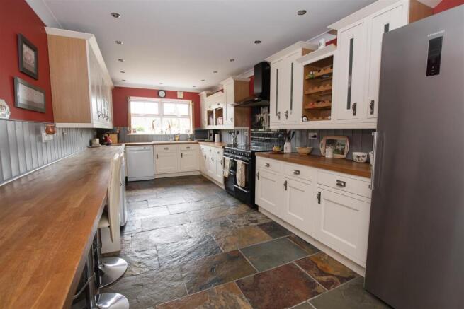 5 bed Detached for sale Image 5