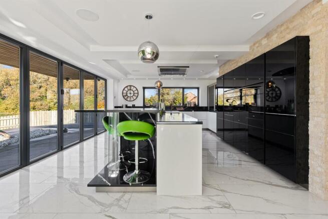5 bed Detached for sale Image 9