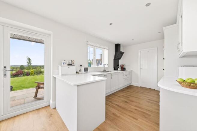 4 bed Detached for sale Image 9