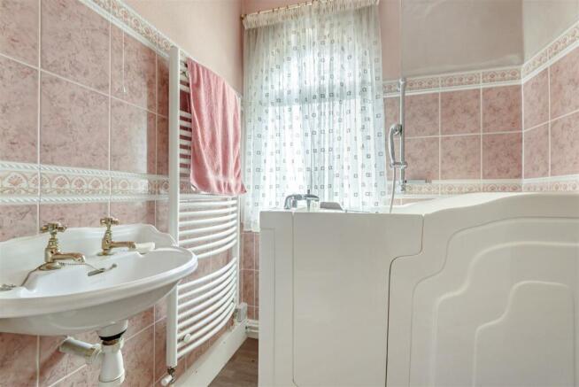 GROUND FLOOR BATHROOM