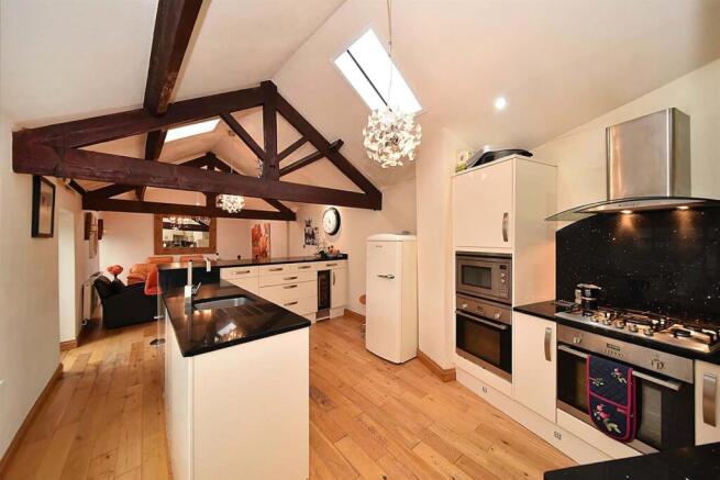 SUPERB LIVING ROOM/BREAKFAST KITCHEN