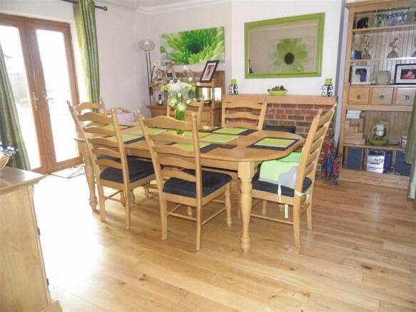 L-SHAPED DINING ROOM