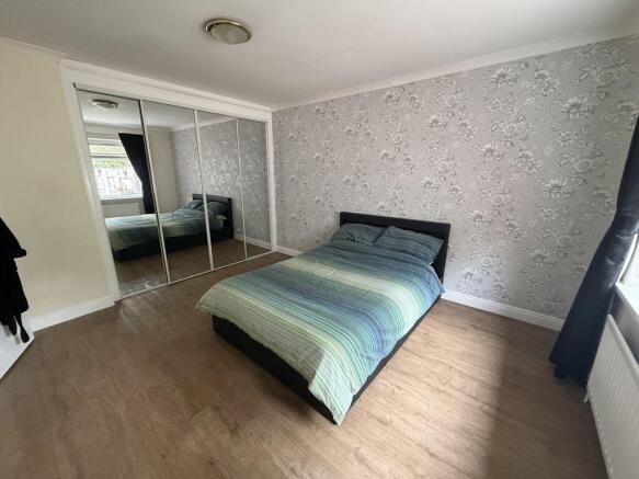 3 bed Semi-Detached Bungalow to rent Image 8