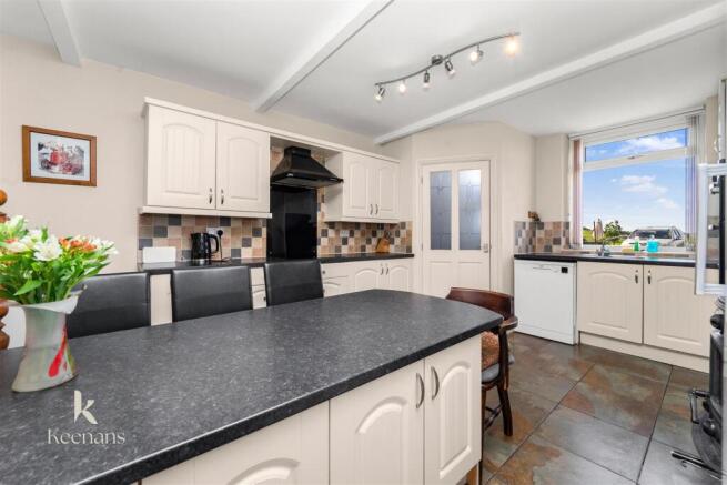 3 bed Semi-Detached for sale Image 4