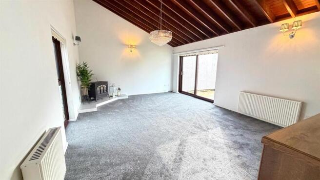 DOUBLE ASPECT LOUNGE AREA