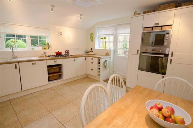 KITCHEN / BREAKFAST 