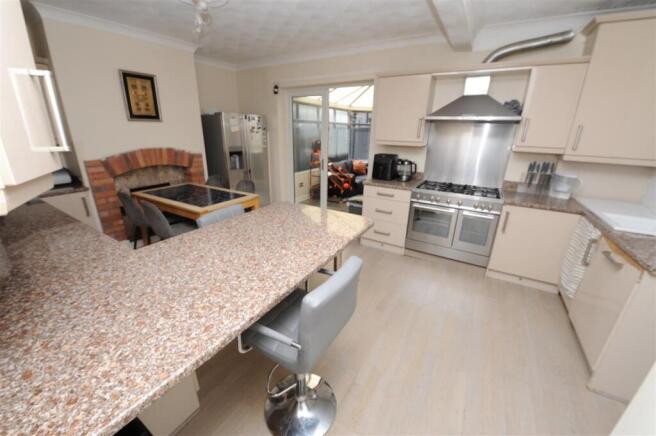 5 bed Semi-Detached for sale Image 8