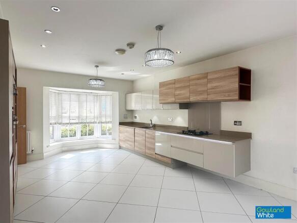 5 bed Detached to rent Image 3