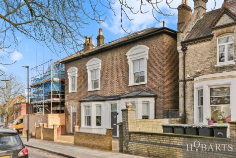 Stuart Crescent, N22