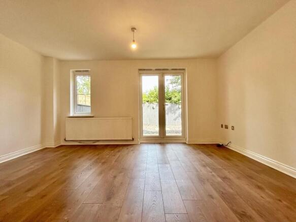 4 bed Semi-Detached to rent Image 4