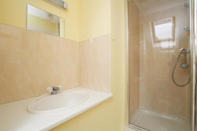 69BGW - En suite shower room.jpg