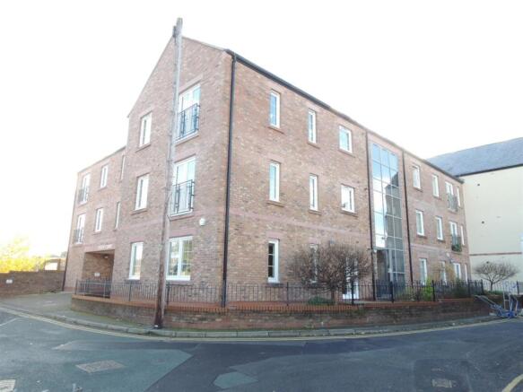6 Tudor Court a.JPG