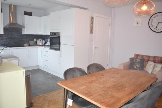 Kitchen/ Dining Room