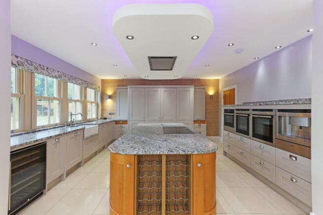 6 bed Detached for sale Image 10