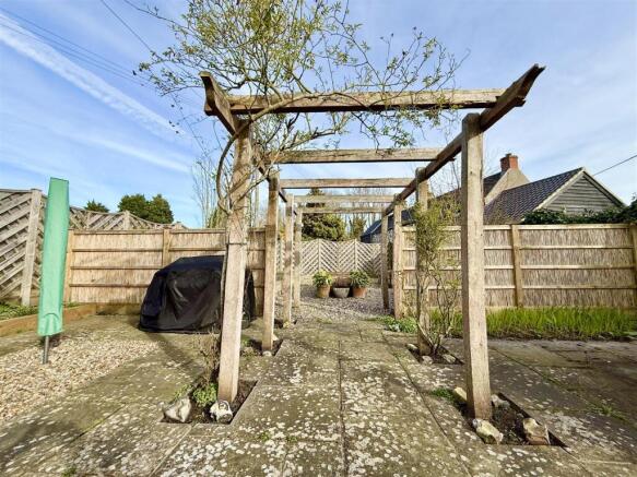 garden area to side