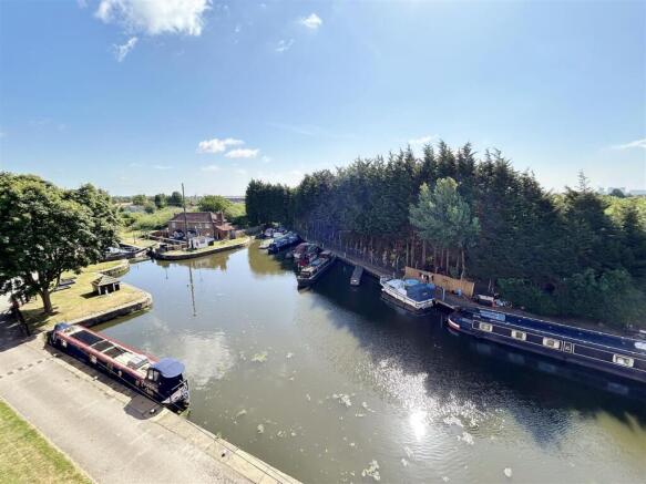 2 bed Apartment to rent Image 12
