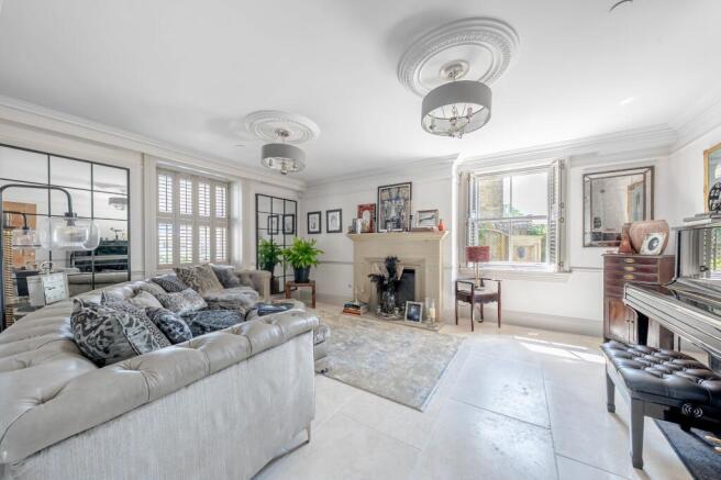 5 bed Detached for sale Image 4